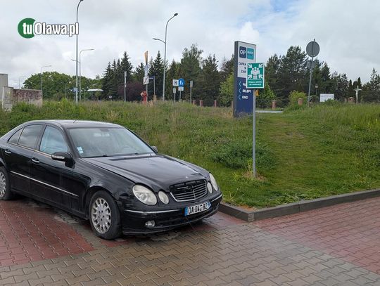 Niech ktoś w końcu zabierze ten porzucony samochód