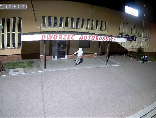 "Nocny bohater". Wybił szybę i uciekł [VIDEO]