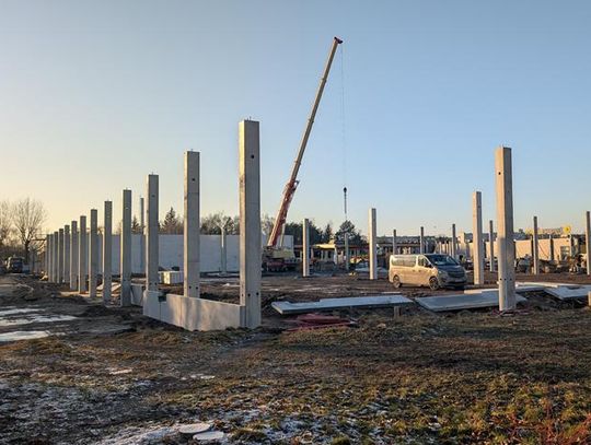 Nowe hale rosną jak na drożdżach. Kiedy koniec?