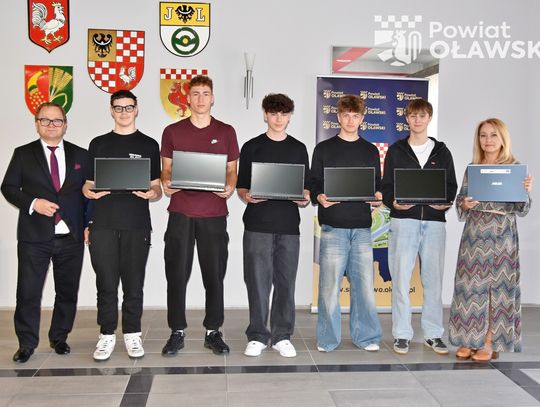 Nowe laptopy dla placówek oświatowych powiatu oławskiego