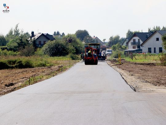 Asfalt na ulicy Brylantowej - wkrótce komfortowy dojazd do przystanku Oława Zachodnia
