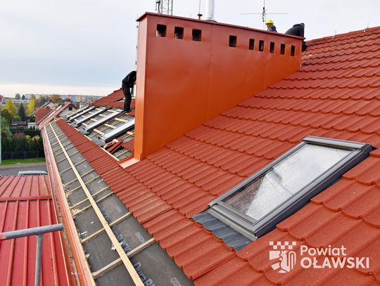 Nowy dach Komendy Powiatowej PSP w Oławie na ukończeniu