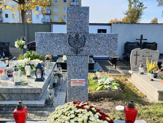 Nowy nagrobek Jana Kowalewskiego oznaczony znaczkiem "Grób Weterana" Nowy nagrobek Jana Kowalewskiego oznaczony znaczkiem "Grób Weterana"