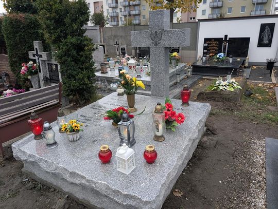 Nowy pomnik na cmentarzu już stoi. Legalnie