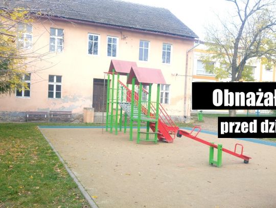 Obnażał się pod szkołą