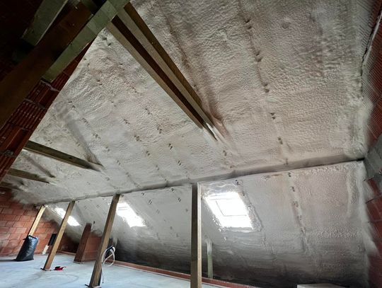 ocieplanie poddasza pianką