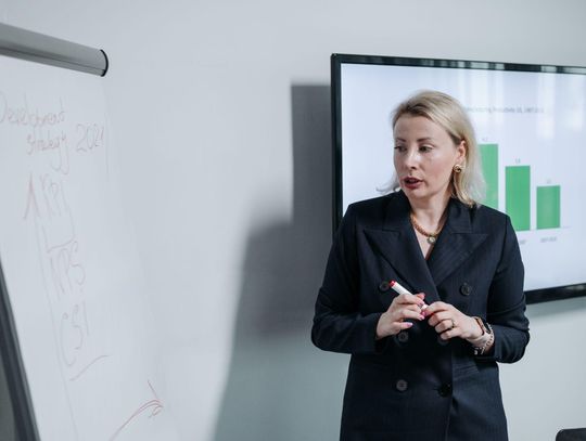 Od narzędzi do nawyków – jak zaprojektować szkolenie Lean, które realnie zmienia sposób rozwiązywania problemów w firmie?