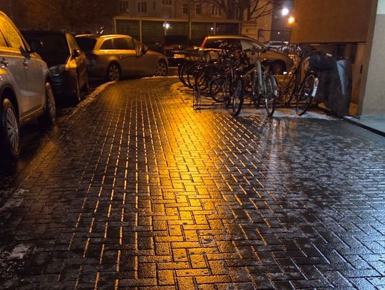 Od rana szklanka na chodnikach. Ludzie się skarżą