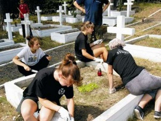 Odnawiali żołnierskie nekropolie