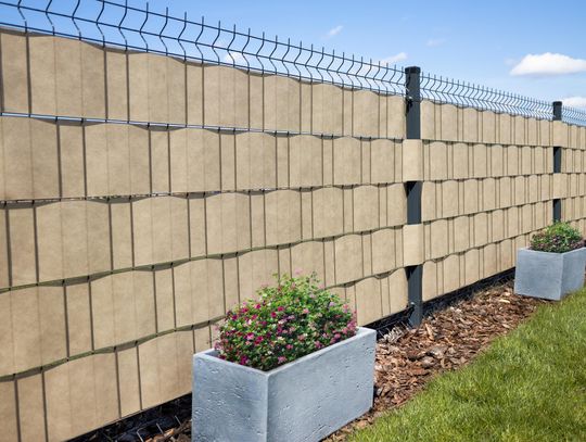 Ogrodzenia panelowe z taśmami ogrodzeniowymi