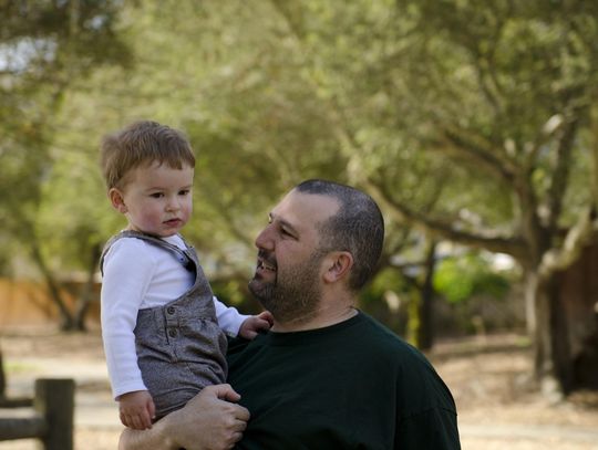 Ojcowie coraz chętniej korzystają z urlopu ojcowskiego i rodzicielskiego