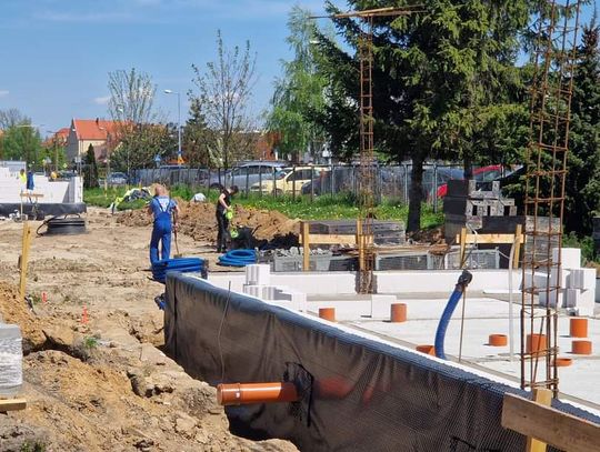 Oława. Budują dwa boiska i plac zabaw