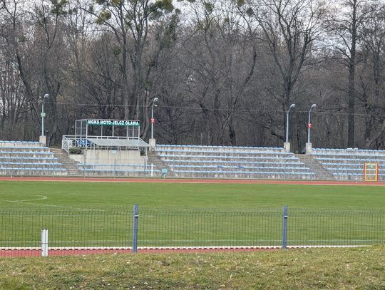 Lampy na stadionie miejskim w Oławie