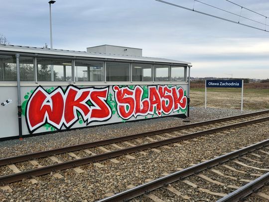 OŁAWA Najpierw wybita szyba, a teraz takie "malowidło"