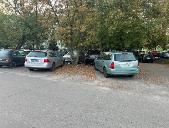 OŁAWA To parking czy złomowisko?