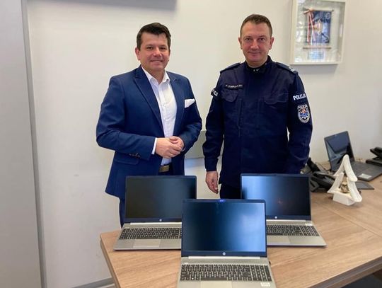 Oława. Trzy laptopy dla policji od samorządu