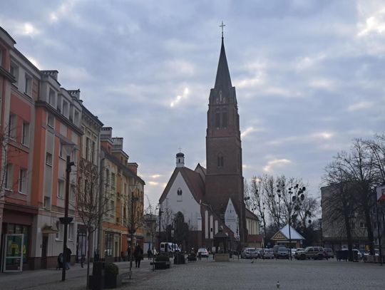 GWIAZDOWICZ: - Czy nie jest to zbyt "skromna" ofiara na kościół? GWIAZDOWICZ: - Czy nie jest to zbyt "skromna" ofiara na kościół?