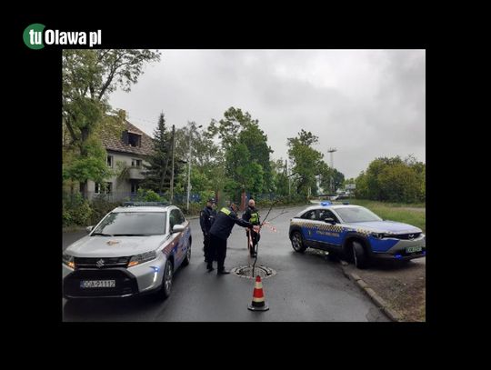 OŁAWA Zapadła się studzienka, utrudnienia w ruchu OŁAWA Zapadła się studzienka, utrudnienia w ruchu