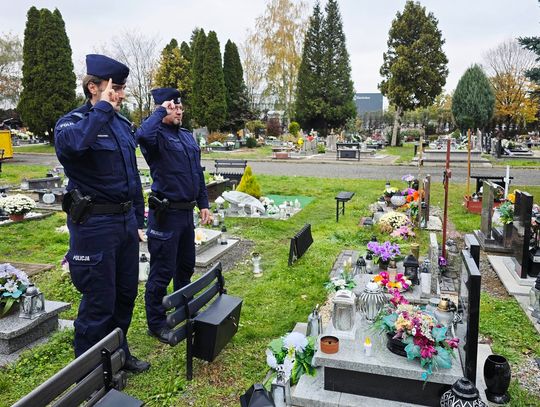 Oławscy policjanci odwiedzili groby zmarłych funkcjonariuszy. Oddali im hołd