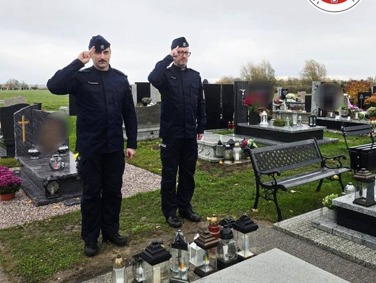 Oławscy policjanci odwiedzili groby zmarłych kolegów