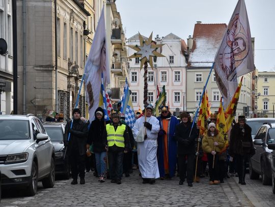 Orszak Trzech Króli przeszedł ulicami Oławy (GALERIA)
