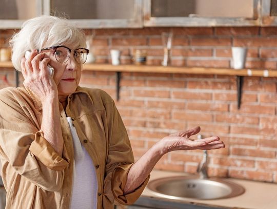 Ostrzeżenia dla seniorów - najczęstsze oszustwa internetowe i telefoniczne