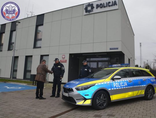 Oznakowany radiowoz marki Kia Ceed dla jelczańskich policjantów