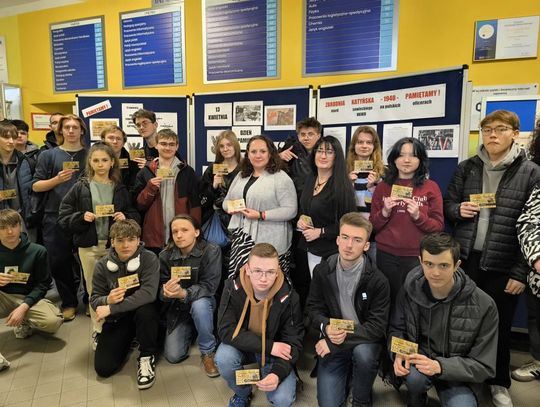 Pamiętali o Katyniu: „Guziki nieugięte” w Zespole Szkół im. Zjednoczonej Europy w Oławie Pamiętali o Katyniu: „Guziki nieugięte” w Zespole Szkół im. Zjednoczonej Europy w Oławie