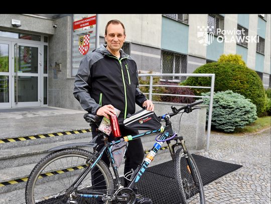 Pan Przemek ma rower i... nie waha się go używać!