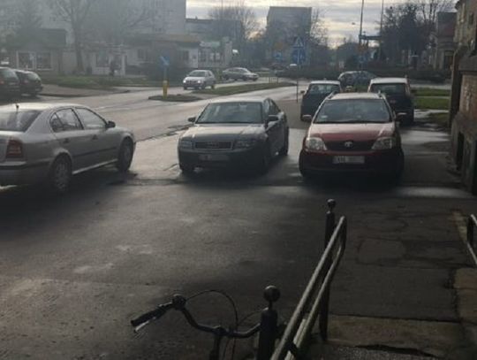 Parkują, gdzie popadnie... Brakuje miejsc