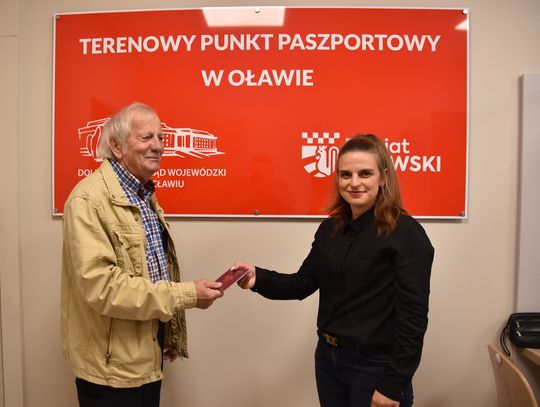 Pierwszy klient Terenowego Punktu Paszportowego już z nowym paszportem
