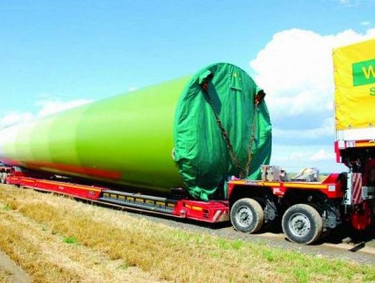 Pierwszy oławski wiatrak już stoi! FILMIK