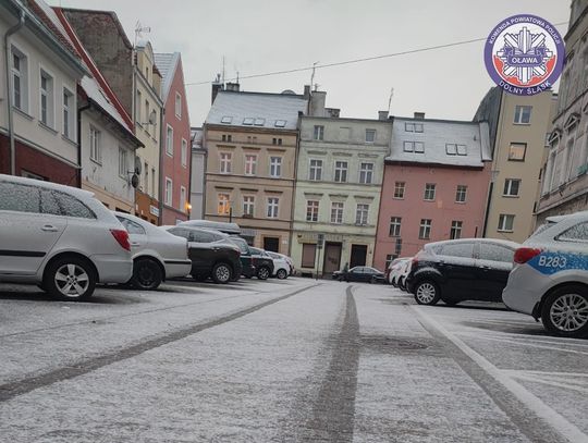 Pierwszy śnieg za oknami. I na drogach! Uważajcie!