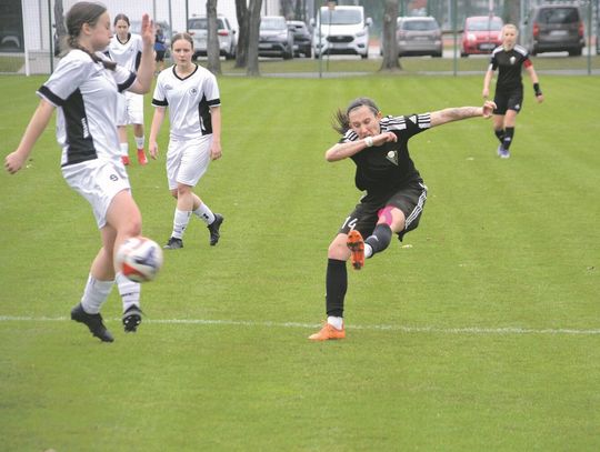 Piłka nożna kobiet.  Dwie różne połowy w meczu trzecioligowego "Moto-Jelcza