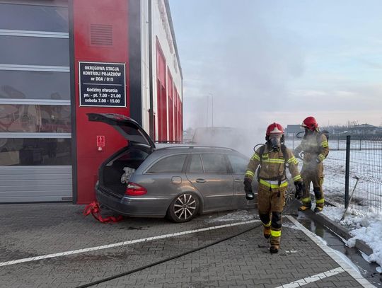 Płonące auto przed stacją diagnostyczną