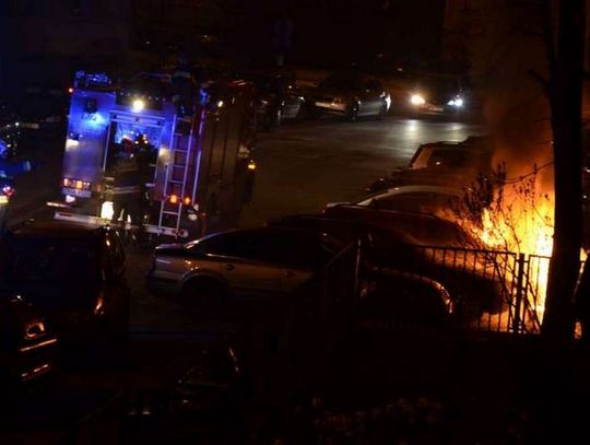 Płonęło auto na parkingu