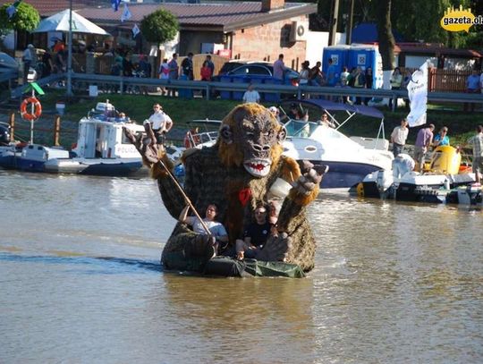 Pływanie na byle czym. ZDJĘCIA