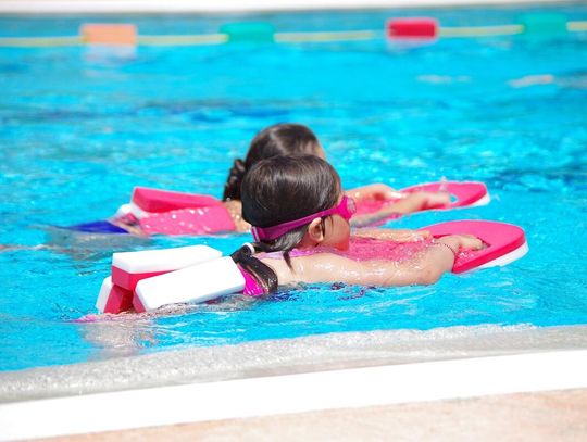 Pływanie – umiejętność na całe życie. Zacznij już teraz! Każdy miesiąc jest dobry na start! Nauka pływania dla dzieci