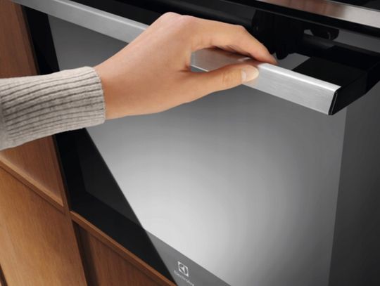 Poczuj się jak w profesjonalnej kuchni! Wypróbuj piekarnik parowy z inteligentną technologią AI Electrolux