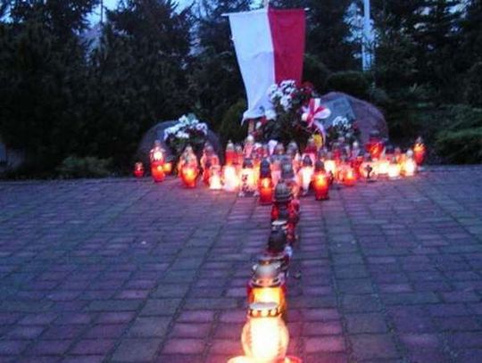 Pod pomnikiem, na skwerze, w kościołach