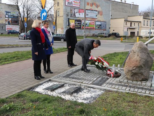 Pod tablicą i... na biegu