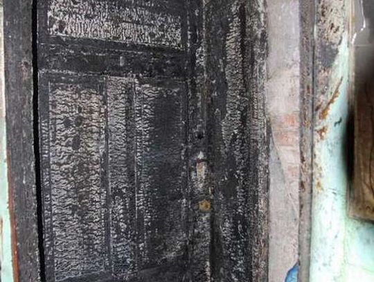 Podpalił drzwi. W domu były dzieci