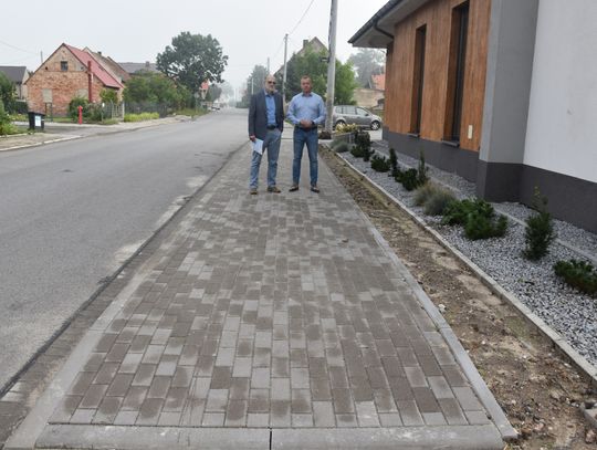 Pół kilometra nowego chodnika w Wierzbnie