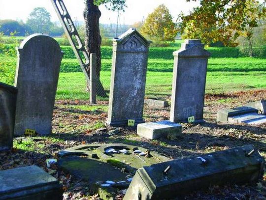 Polacy, Niemcy i Żydzi dla cmentarza na Cichej