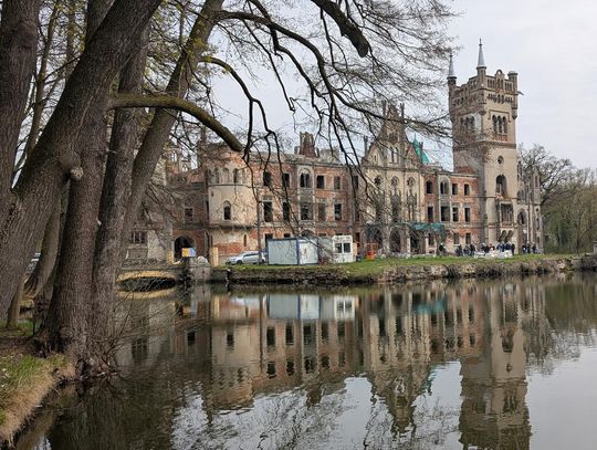 Polecamy niedzielne zwiedzanie pałacu w Kopicach