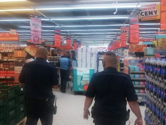 Policja kontroluje czy w sklepach noszą maseczki