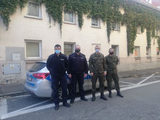 Policja patroluje z żołnierzami