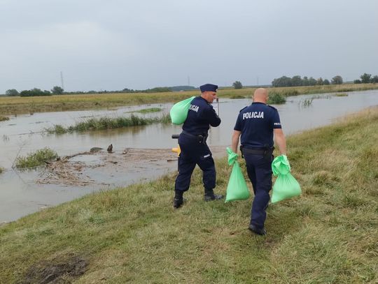 Policjanci też pomagają na wałach