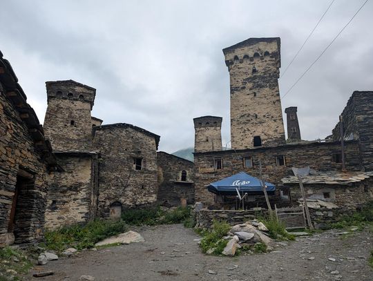 Pomieszkaj w starym kamiennym domu z wieżą. Nie zapomnisz tego