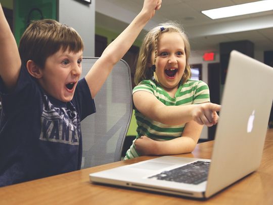 Ponad 200 laptopów i niemal 100 tabletów dla uczniów gminy Jelcz-Laskowice Ponad 200 laptopów i niemal 100 tabletów dla uczniów gminy Jelcz-Laskowice